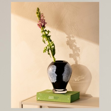 Maud Angelica Behn - Vi møtes - Vase Sort